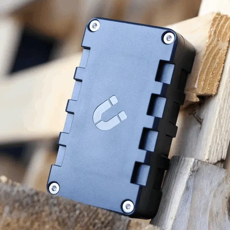 GT7 pro World Een rechthoekig elektronisch apparaat in matzwart op een houten oppervlak.